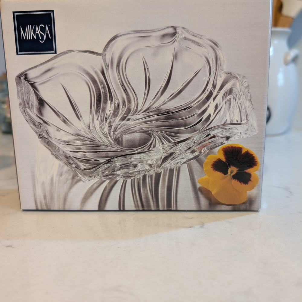 Mikasa Clear Glass Flower Bowl